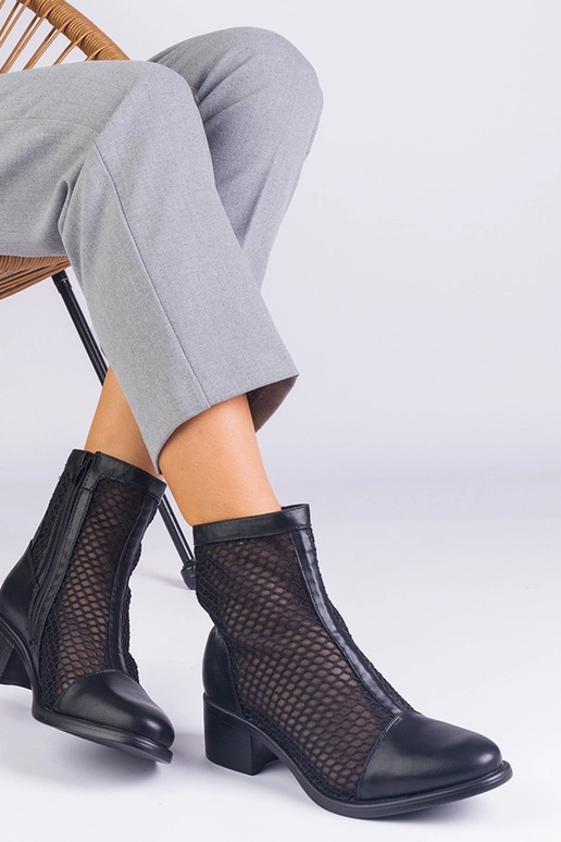 Mustad võrgust poolsaapad...