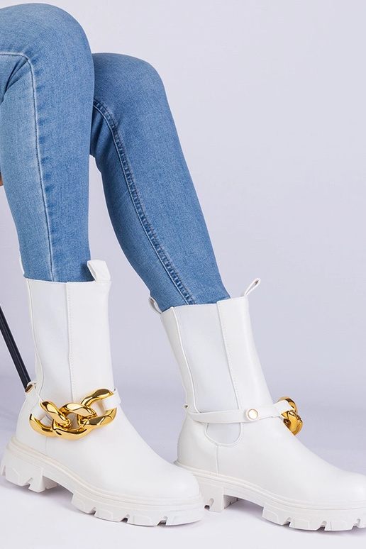 Valged poolsaapad, mida kaunistab...