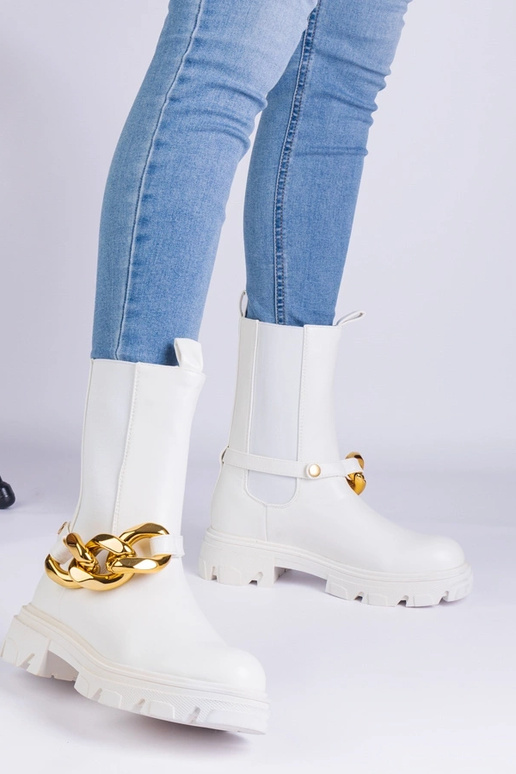 Valged poolsaapad, mida kaunistab...