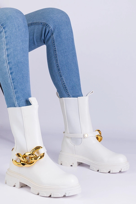 Valged poolsaapad, mida kaunistab...