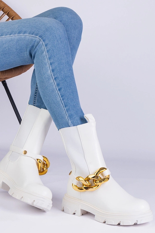 Valged poolsaapad, mida kaunistab...