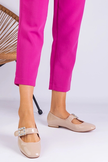 Bežid lakknahkade klamriga... 2