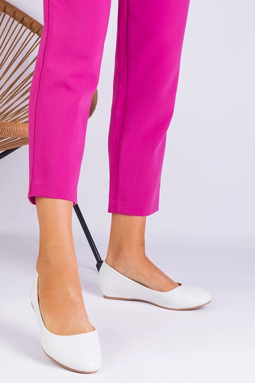 Peidetud kiiluga valged baleriinad...