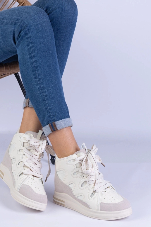 Valged naiste tossud paksude paeltega... Valged naiste tossud paksude paeltega...