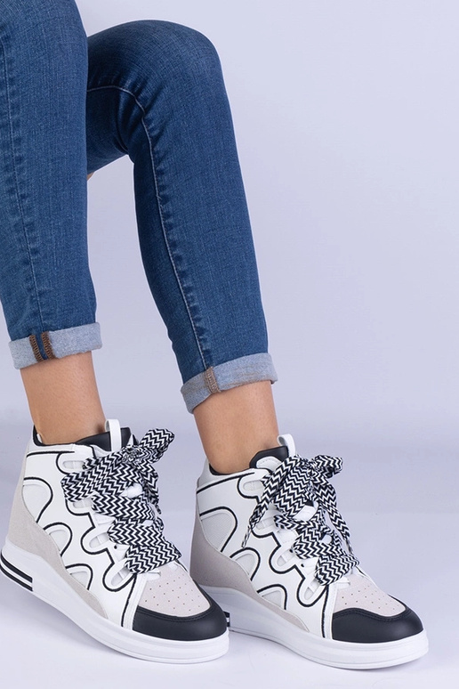 Valged naiste tossud paksude paeltega... Valged naiste tossud paksude paeltega...