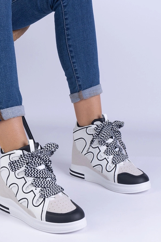 Valged naiste tossud paksude paeltega... Valged naiste tossud paksude paeltega...