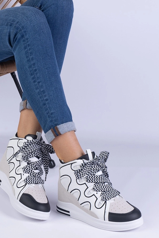 Valged naiste tossud paksude paeltega... Valged naiste tossud paksude paeltega...