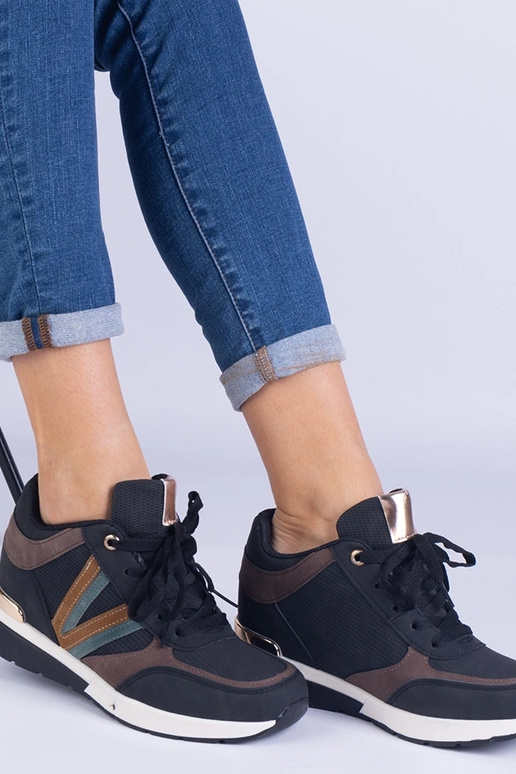 Mustad naiste tossud varjatud kiiluga... Mustad naiste tossud varjatud kiiluga...