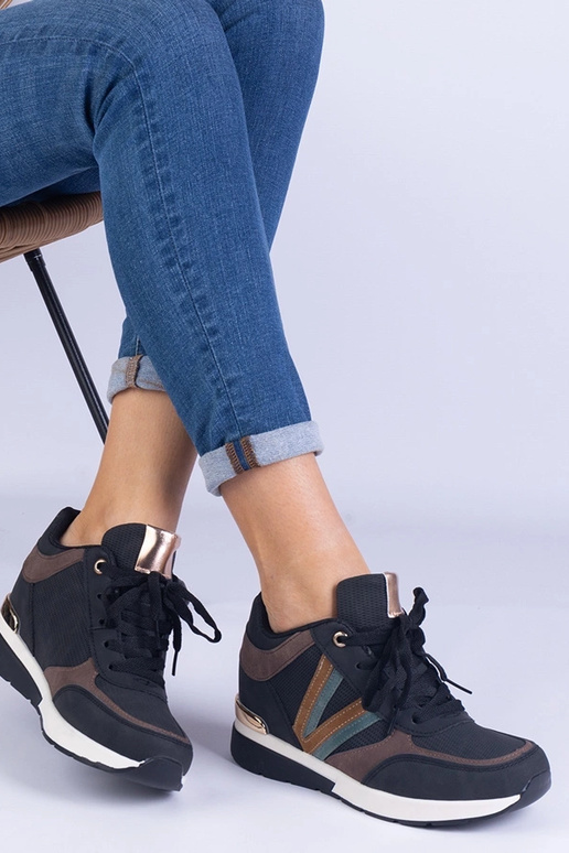 Mustad naiste tossud varjatud kiiluga... Mustad naiste tossud varjatud kiiluga...