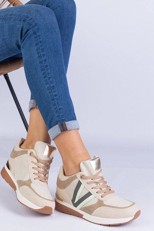 Beežid naiste tossud peidetud kiiluga... Beežid naiste tossud peidetud kiiluga...