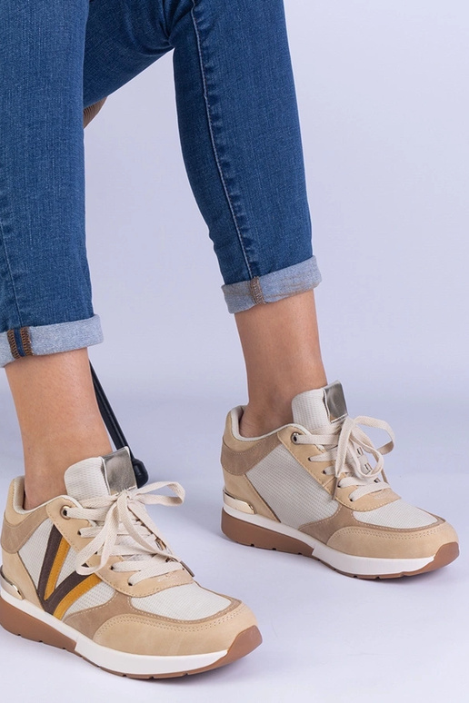 Pruunid naiste tossud varjatud... Pruunid naiste tossud varjatud...