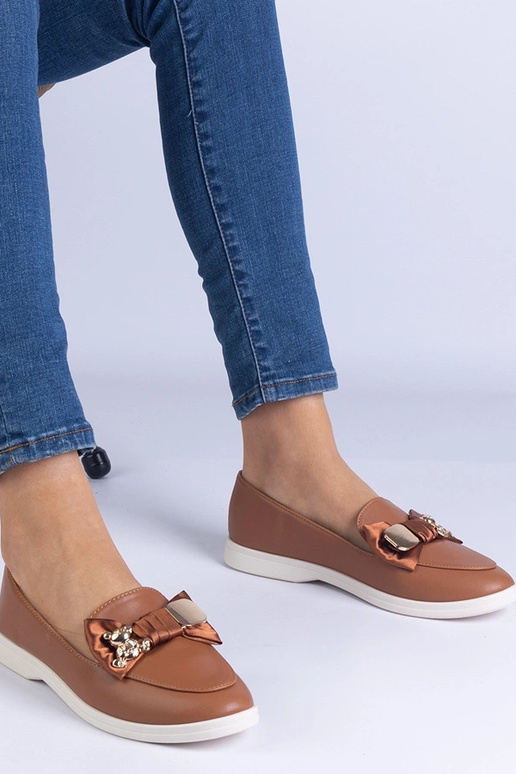 Pruun mokasiin, kaunistatud paelaga...