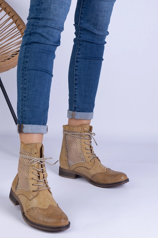 Kollased ažuursed lamedad poolsaapad...