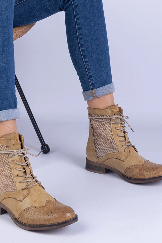 Kollased ažuursed lamedad poolsaapad...