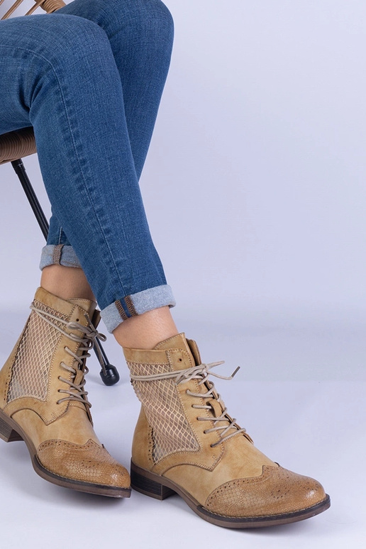 Kollased ažuursed lamedad poolsaapad...