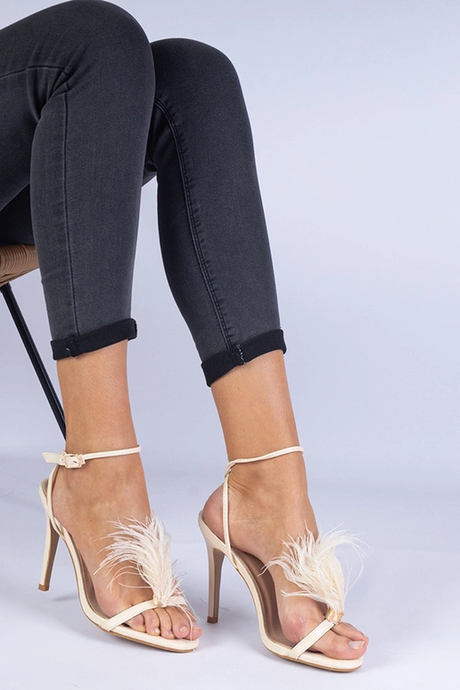 Beežid kõrge kontsaga sandaalid...