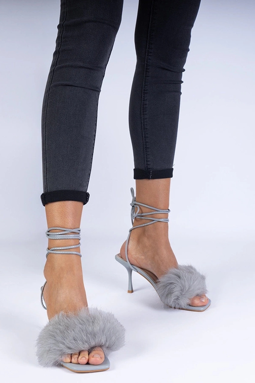 Hallid kõrge kontsaga sandaalid...