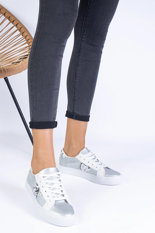 Naiste hõbedased tossud...