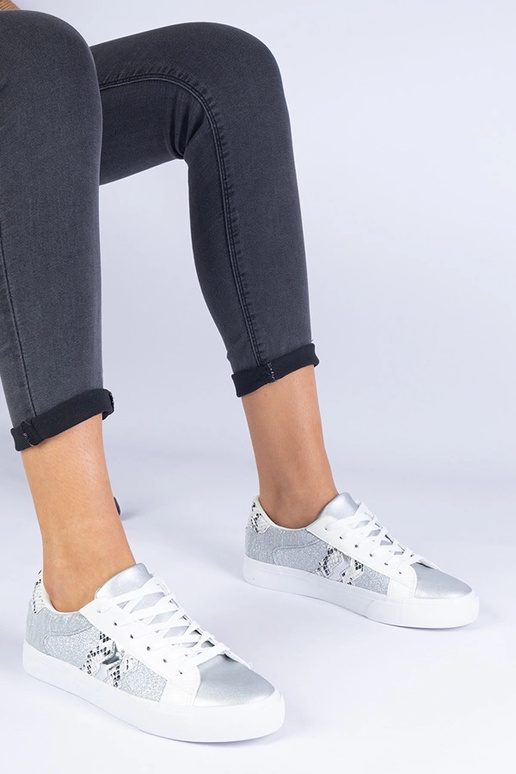 Naiste hõbedased tossud...