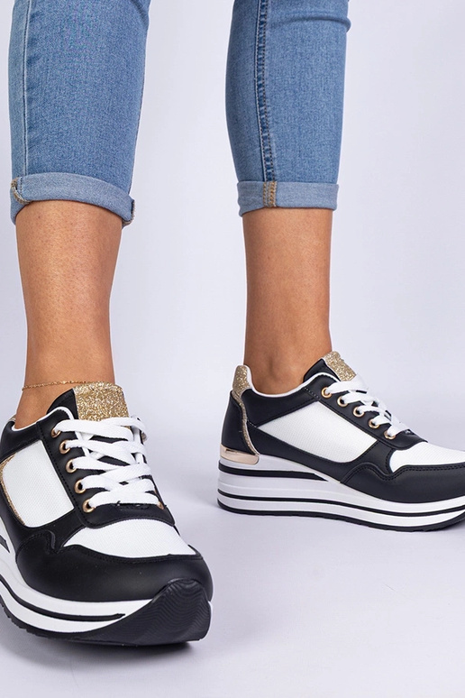 Mustad tennised sädeluse ja metallist... Mustad tennised sädeluse ja metallist...