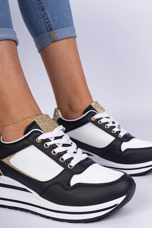 Mustad tennised sädeluse ja metallist... Mustad tennised sädeluse ja metallist...