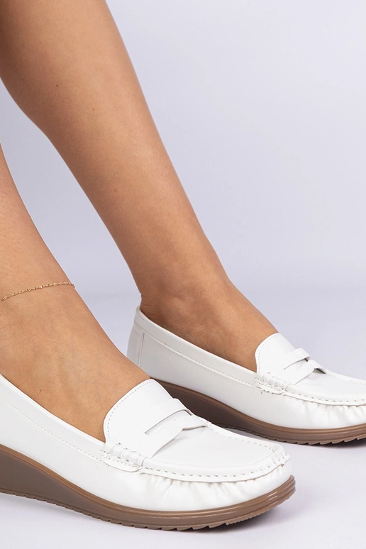 Valged naiste mokassiinid platvormil...