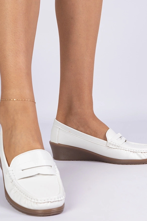 Valged naiste mokassiinid platvormil...