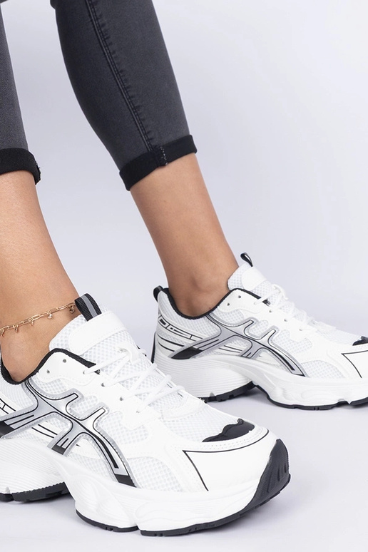 Mustad naiste snekerid paksul tallal...