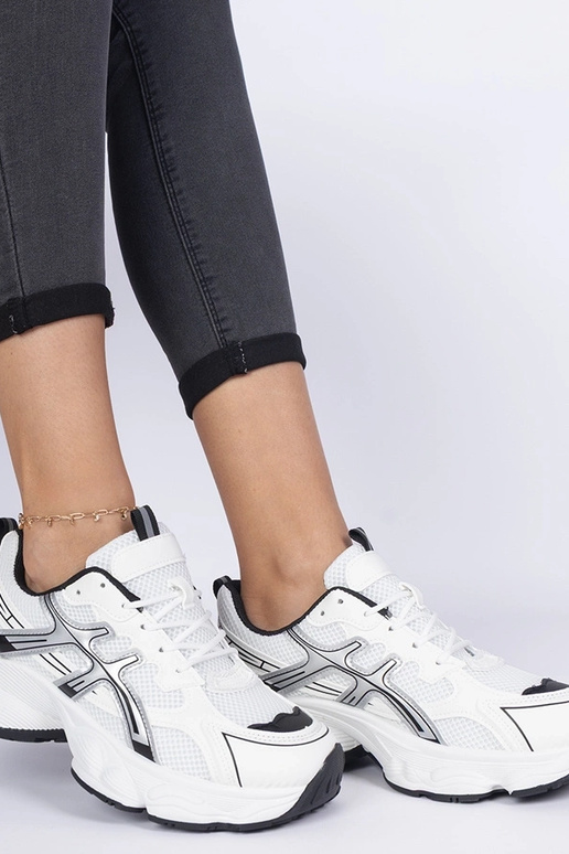 Mustad naiste snekerid paksul tallal...