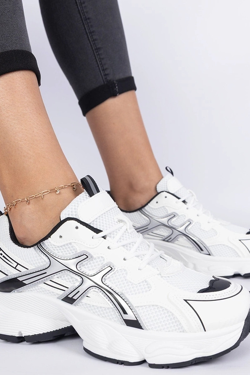 Mustad naiste snekerid paksul tallal...