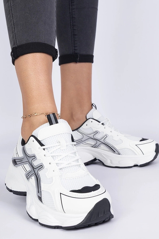 Mustad naiste snekerid paksul tallal...