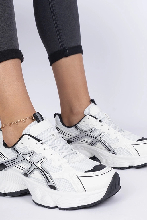 Mustad naiste snekerid paksul tallal...