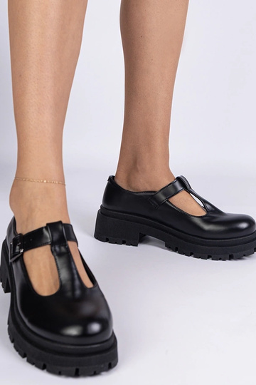 Mustad platvormkingad...