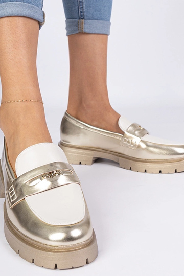 Kuldne naiste mokassiin...