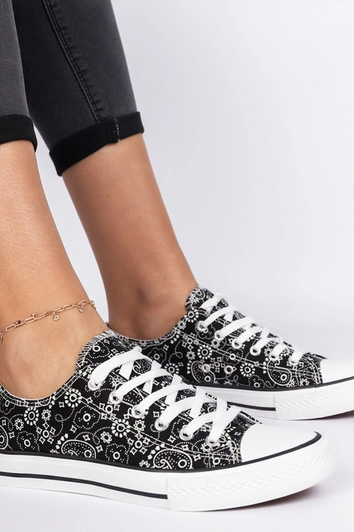 Mustad naiste kangast kingad...