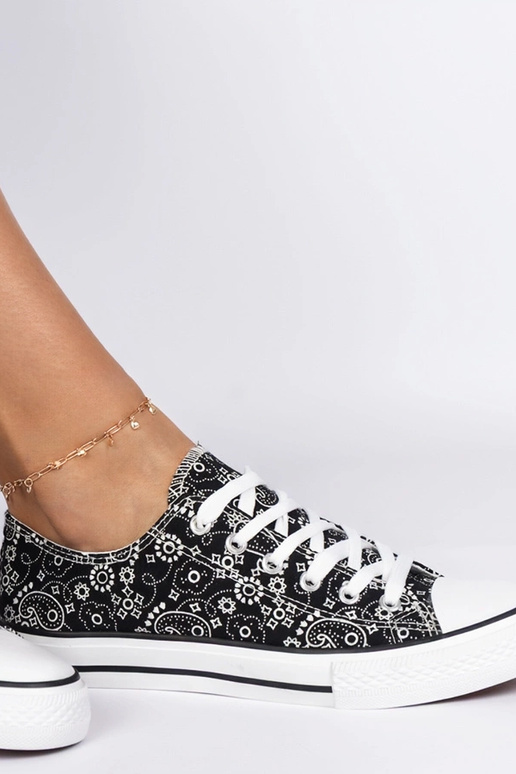 Mustad naiste kangast kingad...