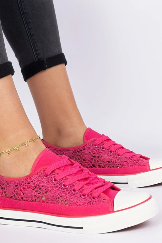 Roosad naiste auku lõigatud trampki Saha