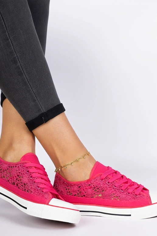 Roosad naiste auku lõigatud trampki Saha