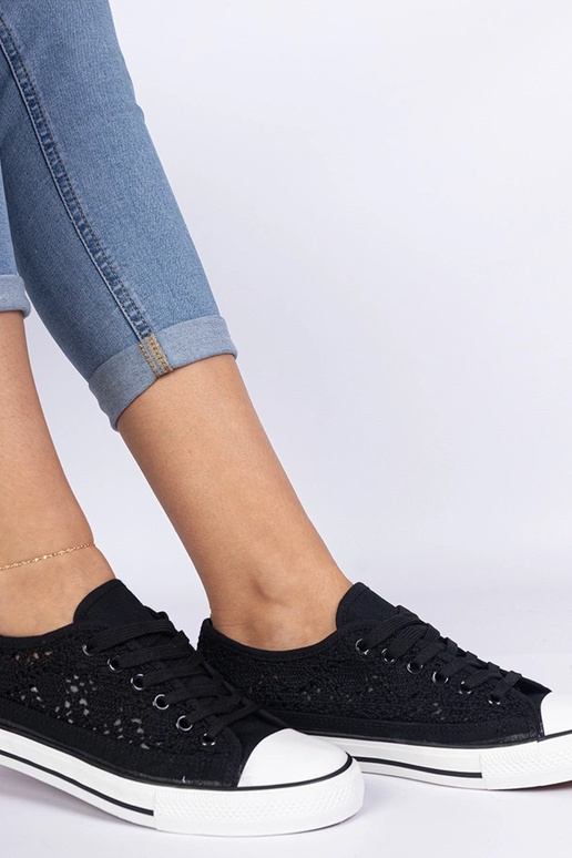 Mustad naiste auku lõigatud trampki Saha