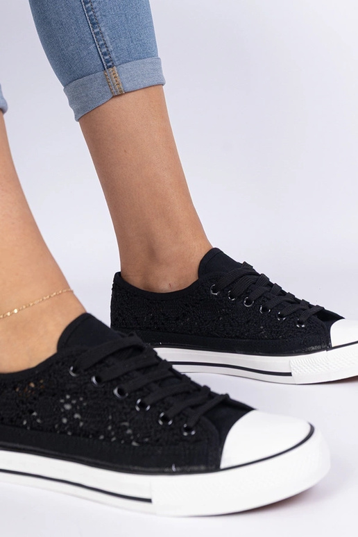 Mustad naiste auku lõigatud trampki Saha