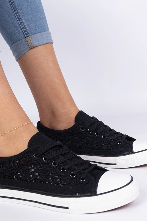 Mustad naiste auku lõigatud trampki Saha