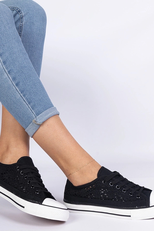 Mustad naiste auku lõigatud trampki Saha