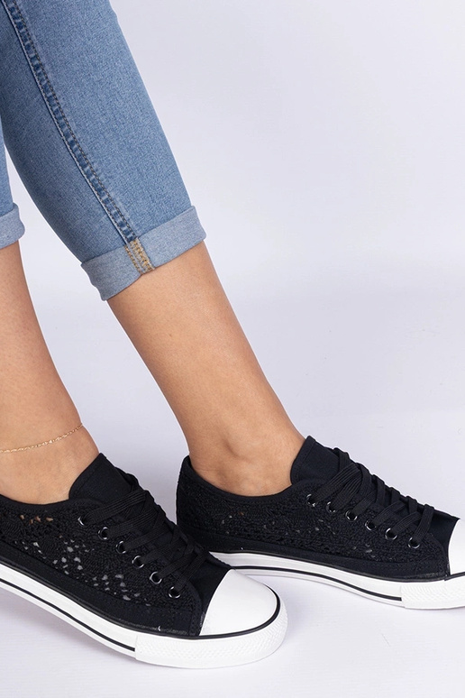 Mustad naiste auku lõigatud trampki Saha