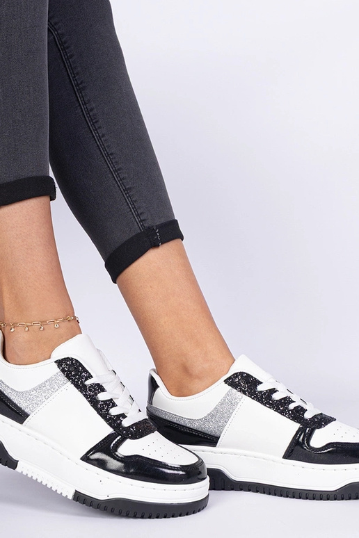 Mustad naiste snekerid paksul tallal...