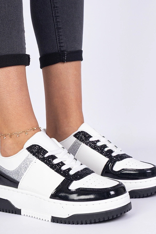 Mustad naiste snekerid paksul tallal...