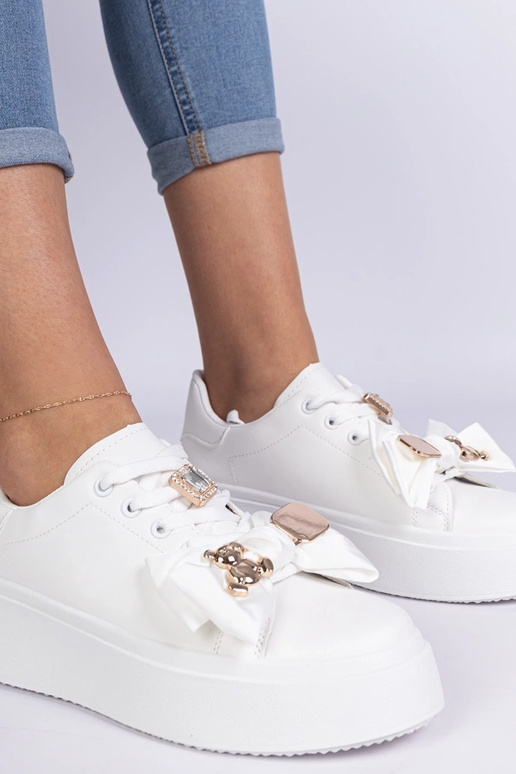 Milonel karu kaunistusega valged...