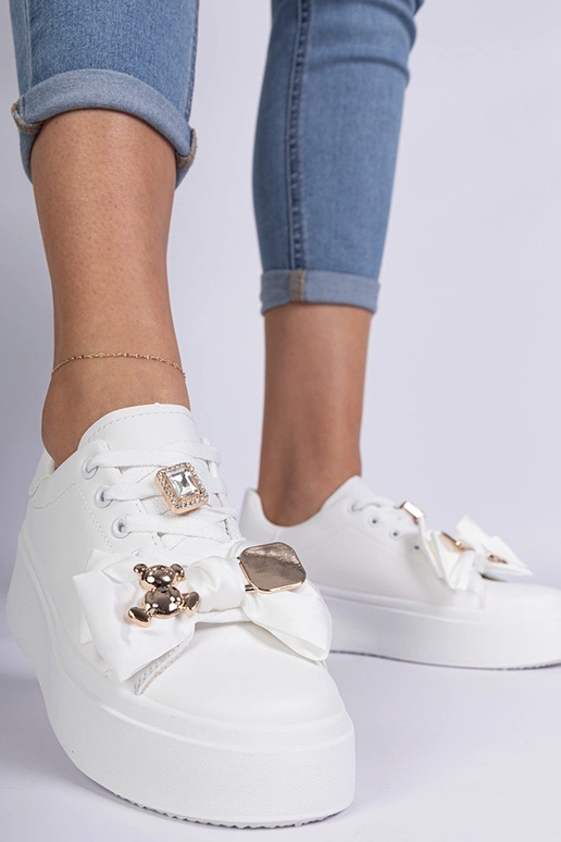 Milonel karu kaunistusega valged...