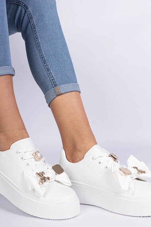 Milonel karu kaunistusega valged...