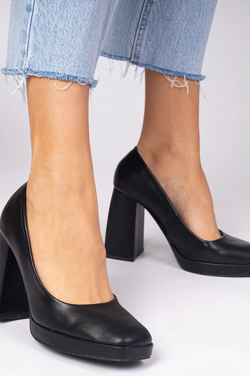 Mustad kontsad ruudukujulise ninaga...