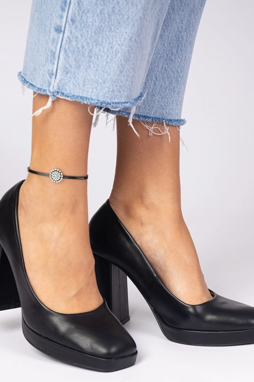 Mustad kontsad ruudukujulise ninaga...